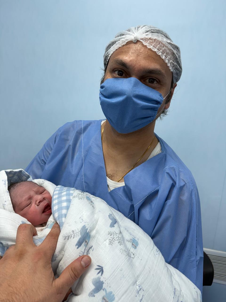 Profesional de salud sosteniendo a un bebé recién nacido