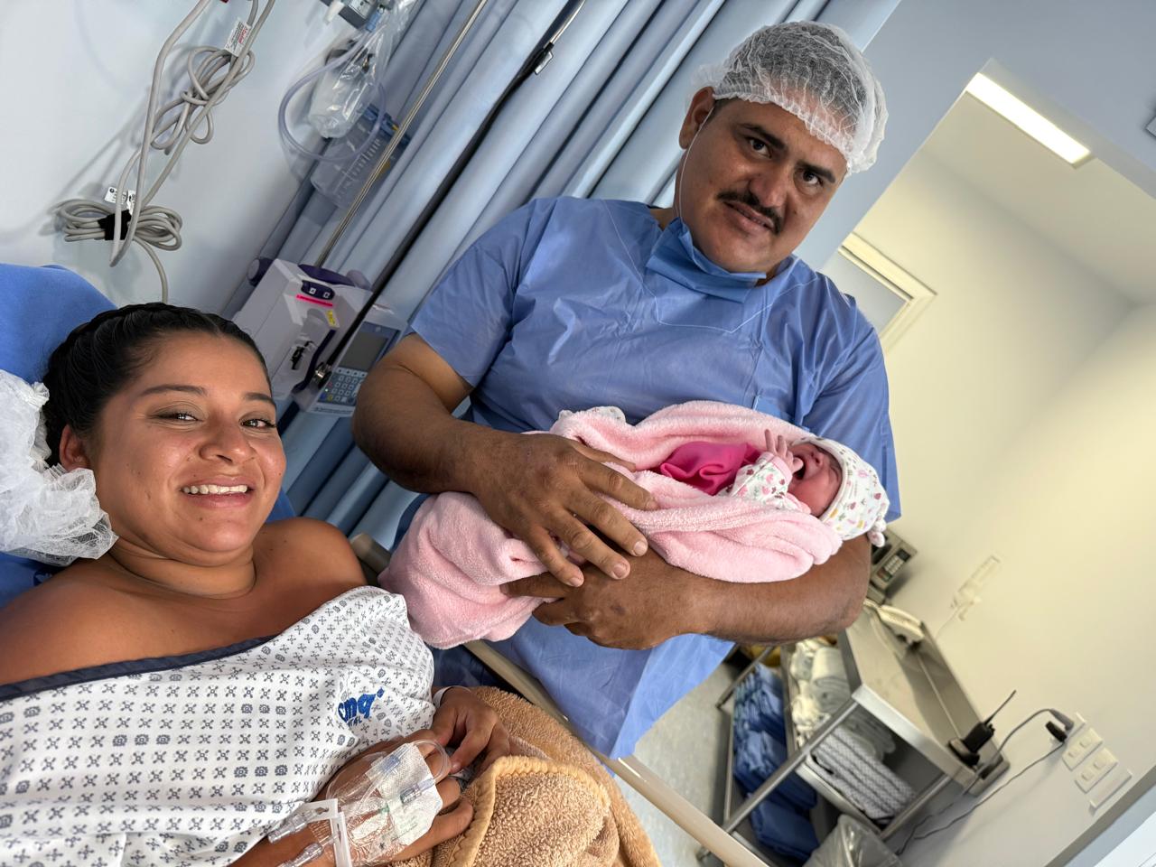Madre, bebé y profesional de salud después del nacimiento