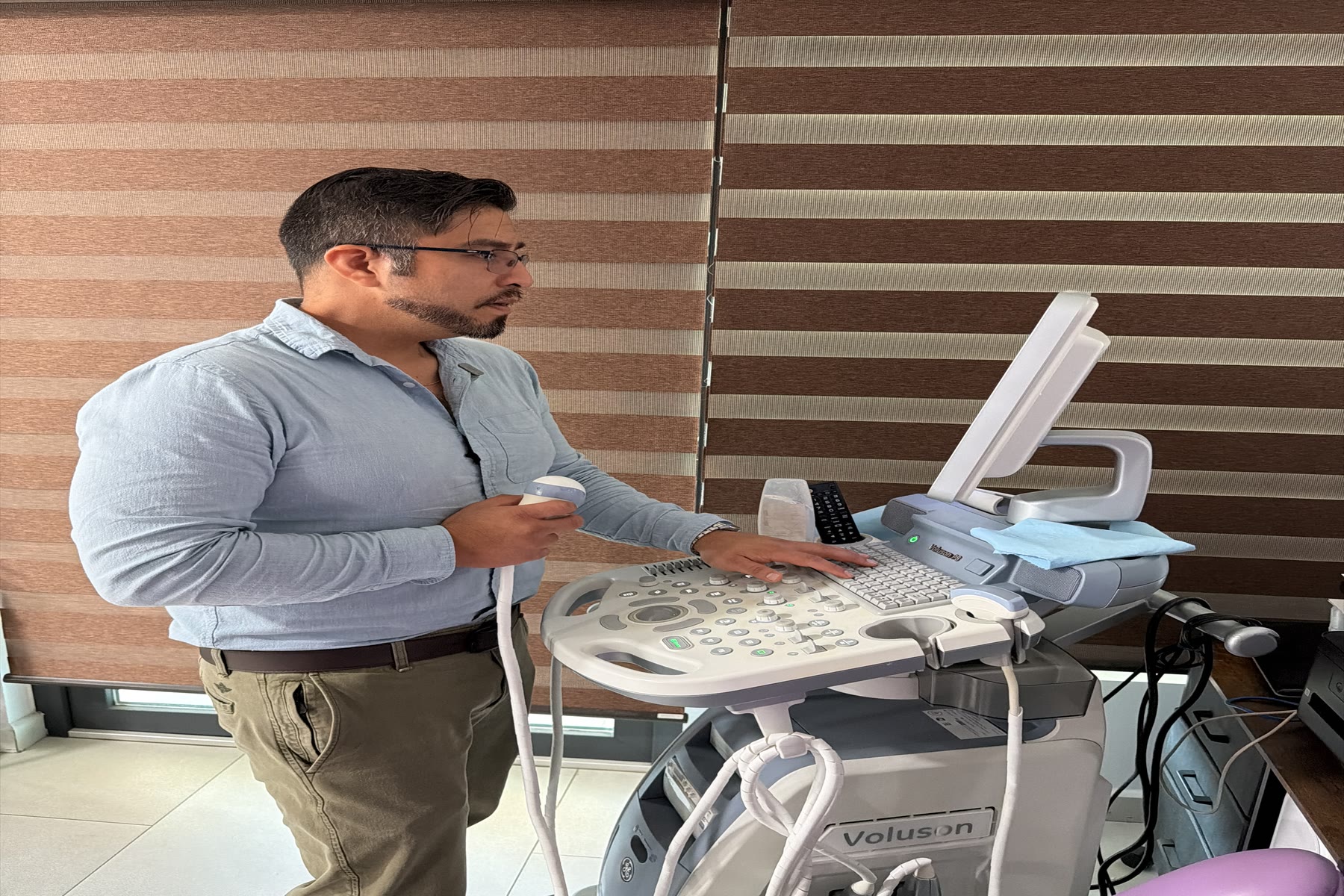 Dr. Luis Chacón realizando una evaluación con equipo de ultrasonido